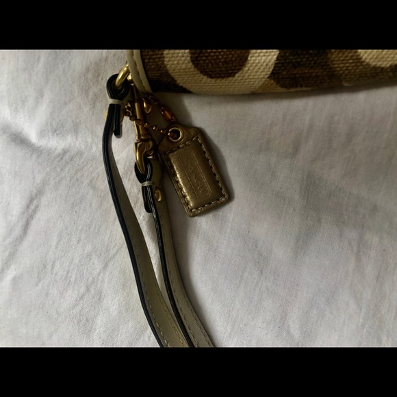 Coach - Picture 4 of 6